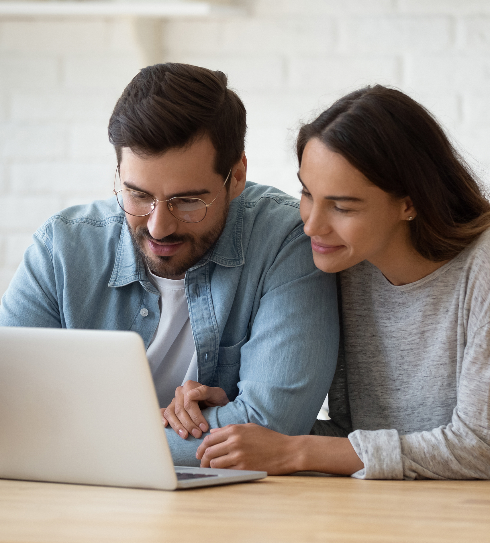 Man and woman taking the Defy Medical quiz on their laptop.